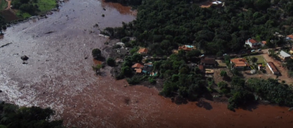 Impactante vídeo: un río de lodo contaminado arrasa todo a su paso en un municipio de Brasil - Sputnik Mundo