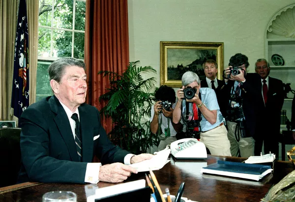 El presidente Ronald Reagan se dirige a la Cámara de Representantes, en el despacho oval de la Casa Blanca, el 25 de junio de 1986 El presidente Ronald Reagan se dirige a la Cámara de Representantes, en el despacho oval de la Casa Blanca, el 25 de junio de 1986 - Sputnik Mundo