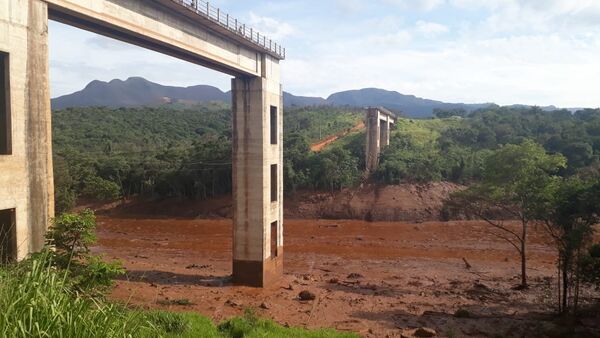 Las consecuencias de la rotura de una represa de residuos mineros en Brasil - Sputnik Mundo