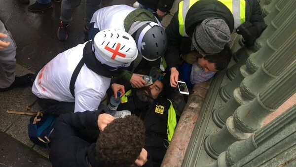 Un líder de los 'Chalecos amarillos' pierde un ojo durante los violentos enfrentamientos - Sputnik Mundo