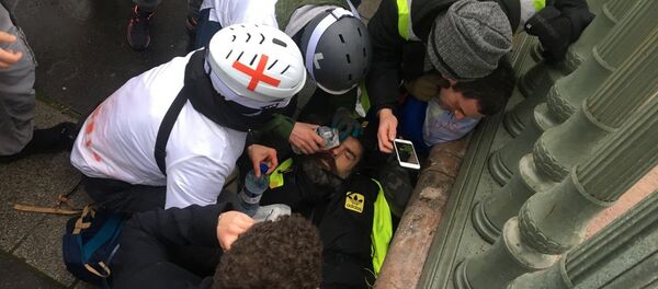 Un líder de los 'Chalecos amarillos' pierde un ojo durante los violentos enfrentamientos - Sputnik Mundo