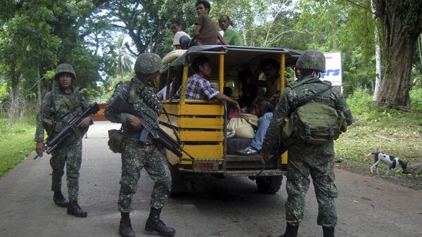 Militares filipinos en un puesto de seguridad en la isla de Joló, Filipinas (archivo) - Sputnik Mundo