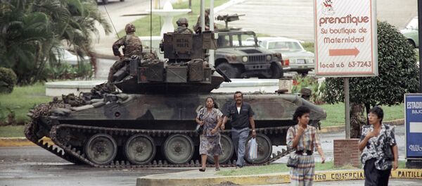 Un vehículo blindado estadounidense en una calle de la Ciudad de Panamá, en 1989 - Sputnik Mundo