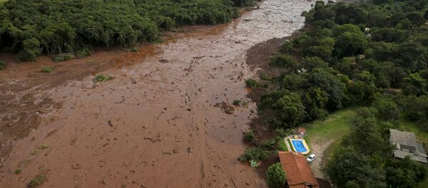 Las consecuencias de la rotura de una represa en Brasil - Sputnik Mundo