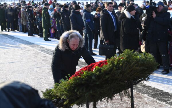 Vladímir Putin, presidente de Rusia, hace ofrenda floral en el 75 aniversario del fin del sitio de Leningrado Vladímir Putin, presidente de Rusia, hace ofrenda floral en el 75 aniversario del fin del sitio de Leningrado - Sputnik Mundo