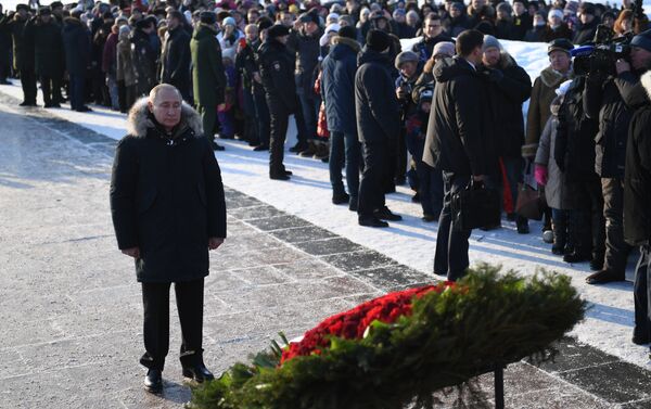 Vladímir Putin, presidente de Rusia, hace ofrenda floral en el 75 aniversario del fin del sitio de Leningrado Vladímir Putin, presidente de Rusia, hace ofrenda floral en el 75 aniversario del fin del sitio de Leningrado - Sputnik Mundo