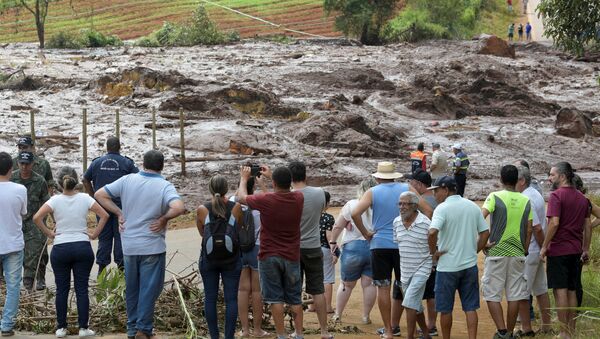 La gente viendo el alud de lodo en Brumadinho, Brasil - Sputnik Mundo