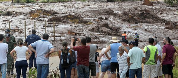 La gente viendo el alud de lodo en Brumadinho, Brasil - Sputnik Mundo