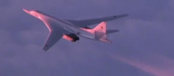 Un Tu-160 atraviesa el Ártico al amanecer - Sputnik Mundo