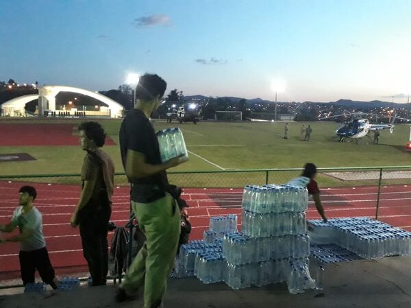 Bomberos y voluntarios colaboran para hacer llegar agua y alimentos a los evacuados de Brumadinho - Sputnik Mundo