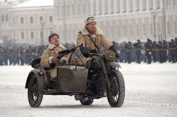 Un desfile para celebrar el 75 aniversario del levantamiento del sitio de Leningrado - Sputnik Mundo