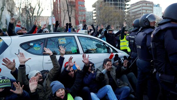 Protestas de los taxistas españoles en Madrid, España - Sputnik Mundo