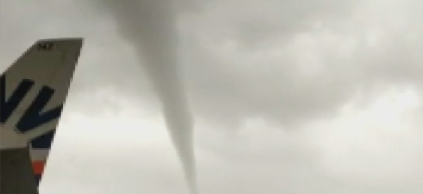 Devastador tornado golpea el aeropuerto turco de Antalya - Sputnik Mundo