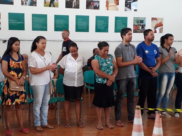 Las oraciones unen a los familiares de los desaparecidos tras el trágico suceso en Brumadinho - Sputnik Mundo