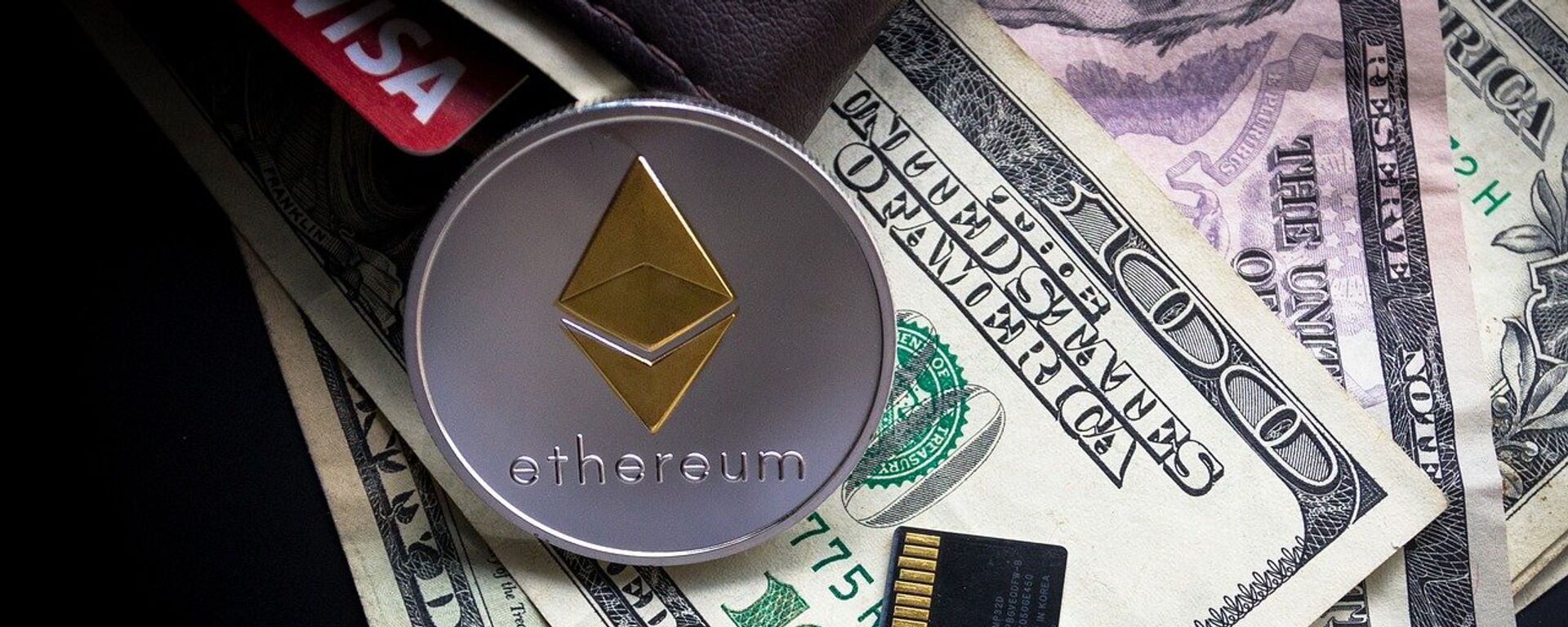 Ethereum, moneda criptográfica, y billetes de dólares estadounidenses - Sputnik Mundo, 1920, 28.01.2019