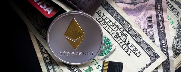 Ethereum, moneda criptográfica, y billetes de dólares estadounidenses - Sputnik Mundo
