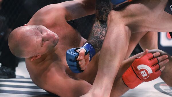 Fiódor Yemeliánenko, durante el combate con Ryan Bader en el torneo de pesos completos de Bellator - Sputnik Mundo