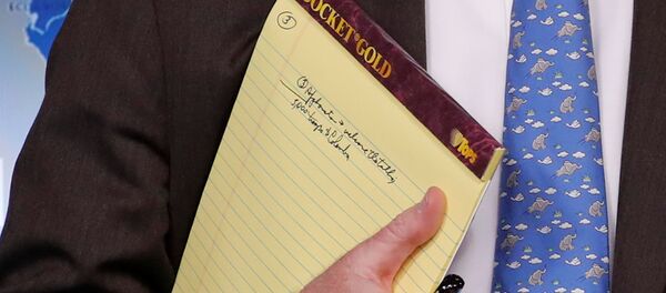 La libreta amarilla de John Bolton con las palabras 5.000 soldados en Colombia - Sputnik Mundo