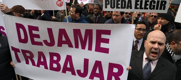 Protestas de los taxistas españoles en Madrid, España - Sputnik Mundo