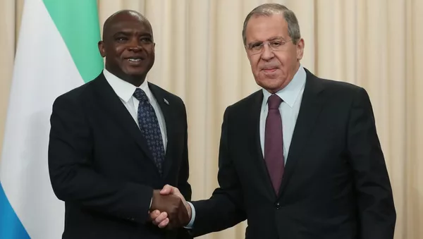 El canciller sierraleonés, Alie Kabba y el su homólogo ruso, Serguéi Lavrov - Sputnik Mundo