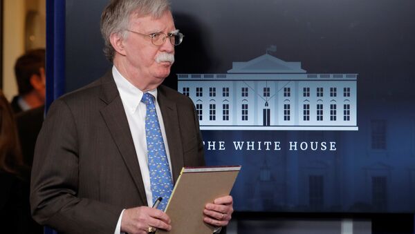 John Bolton, asesor de Seguridad Nacional de la Casa Blanca con su libreta amarilla con las palabras 5.000 soldados en Colombia John Bolton, asesor de Seguridad Nacional de la Casa Blanca con su libreta amarilla con las palabras 5.000 soldados en Colombia - Sputnik Mundo