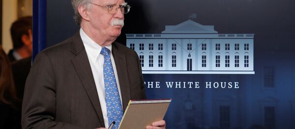 John Bolton, asesor de Seguridad Nacional de la Casa Blanca con su libreta amarilla con las palabras 5.000 soldados en Colombia - Sputnik Mundo