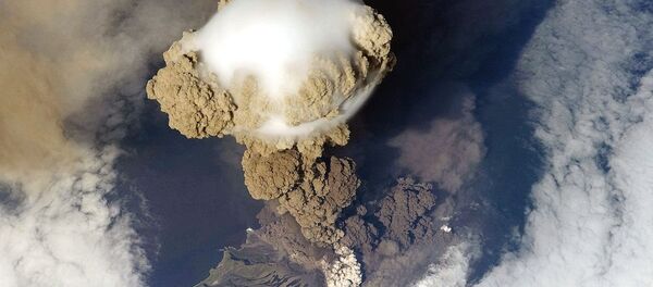 La erupción del volcán Sarychev, en Rusia, el 12 de junio de 2009 - Sputnik Mundo