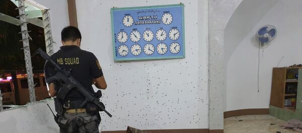 Un policía filipino en una mezquita tras el ataque - Sputnik Mundo