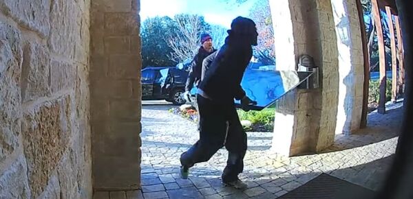 #EpicFail: dos ladrones devuelven una tele robada porque no les cabe en el auto - Sputnik Mundo