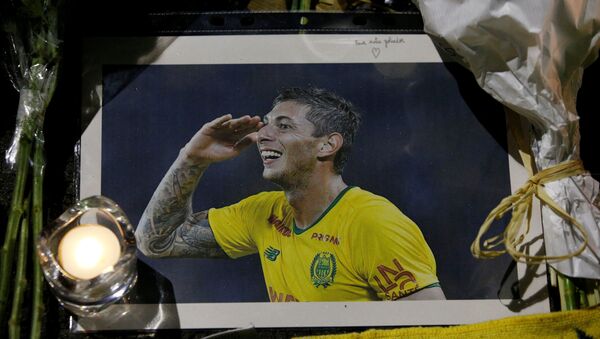 Homenaje al futbolista argentino Emiliano Sala - Sputnik Mundo