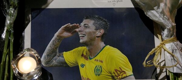 Homenaje al futbolista argentino Emiliano Sala - Sputnik Mundo
