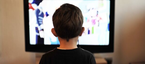 Un niño ve televisión - Sputnik Mundo