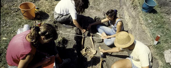 EAAF durante la exhumación de una fosa clandestina de la dictadura militar Argentina en el cementerio de Avellaneda, provincia de Buenos Aires EAAF durante la exhumación de una fosa clandestina de la dictadura militar Argentina en el cementerio de Avellaneda, provincia de Buenos Aires - Sputnik Mundo