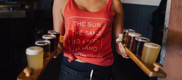 Una camarera sirviendo bebidas - Sputnik Mundo