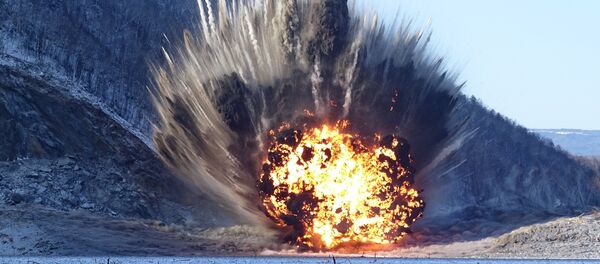 Un grupo de ingenieros militares rusos realizando una de las operaciones más complicadas para despejar un deslizamiento de tierra en el río siberiano de Bureya - Sputnik Mundo