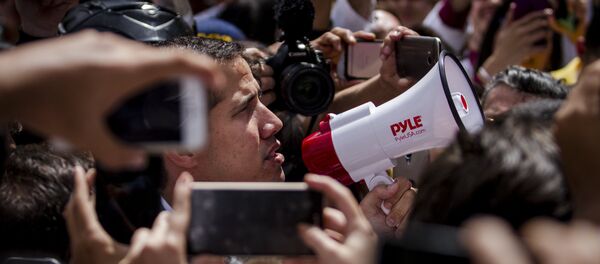 Juan Guaidó durante una manifestación de la oposición en Caracas - Sputnik Mundo