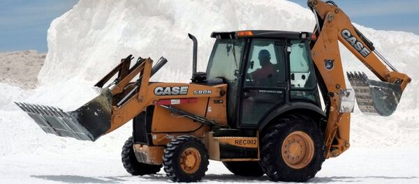 Una excavadora en la planta de litio de YLB en Bolivia - Sputnik Mundo