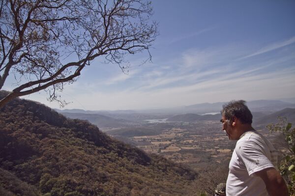 Huitzuco, Guerrero. Gladivir, de la cuarta Brigada Nacional de Búsqueda de Personas Desaparecidas, camina en los cerros en busca de fosas clandestinas. - Sputnik Mundo