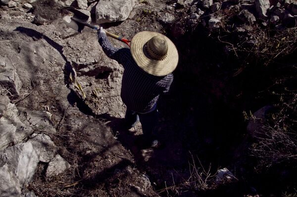 Chilpancingo, Guerrero. Miguel Trujillo localiza una fosa clandestina en la cuarta Brigada Nacional de Búsqueda de Personas Desaparecidas. - Sputnik Mundo
