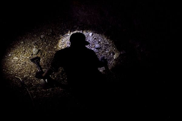 Huitzuco, Guerrero. Un joven de la cuarta Brigada Nacional de Búsqueda de Personas Desaparecidas localiza fragmentos humanos en una fosa clandestina dentro de una cueva - Sputnik Mundo