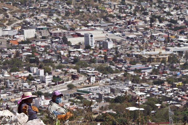Chilpancingo, Guerrero. Mujeres de la cuarta Brigada Nacional de Búsqueda de Personas Desaparecidas caminan en los cerros en busca de fosas clandestinas. - Sputnik Mundo