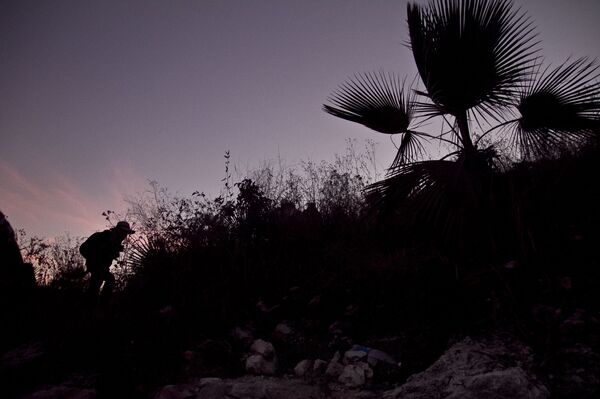 Chilpancingo, Guerrero. Miembro de la cuarta Brigada Nacional de Búsqueda de Personas Desaparecidas se retira de las fosas clandestinas al terminar la luz del día. - Sputnik Mundo