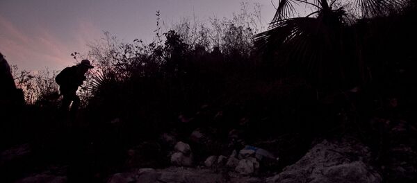 Chilpancingo, Guerrero. Miembro de la cuarta Brigada Nacional de Búsqueda de Personas Desaparecidas se retira de las fosas clandestinas al terminar la luz del día. - Sputnik Mundo