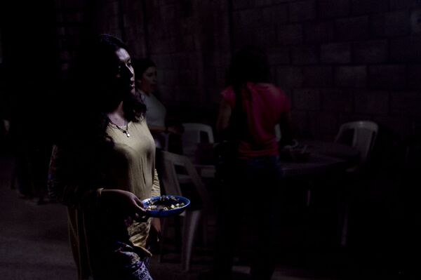 Chilpancingo, Guerrero. Mujer de la cuarta Brigada Nacional de Búsqueda de Personas Desaparecidas se retira de las fosas clandestinas al terminar la luz del día. - Sputnik Mundo