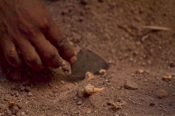 Huitzuco, Guerrero. Joven de la cuarta Brigada Nacional de Búsqueda de Personas Desaparecidas localiza fragmentos humanos en una fosa clandestina. - Sputnik Mundo