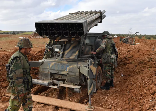 Fuertes y templados por la guerra: cómo los militares sirios regresan a Manbij Fuertes y templados por la guerra: cómo los militares sirios regresan a Manbij - Sputnik Mundo