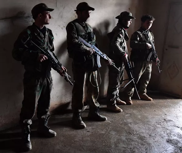 Fuertes y templados por la guerra: cómo los militares sirios regresan a Manbij Fuertes y templados por la guerra: cómo los militares sirios regresan a Manbij