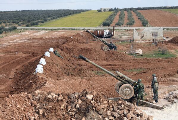 Fuertes y templados por la guerra: cómo los militares sirios regresan a Manbij - Sputnik Mundo