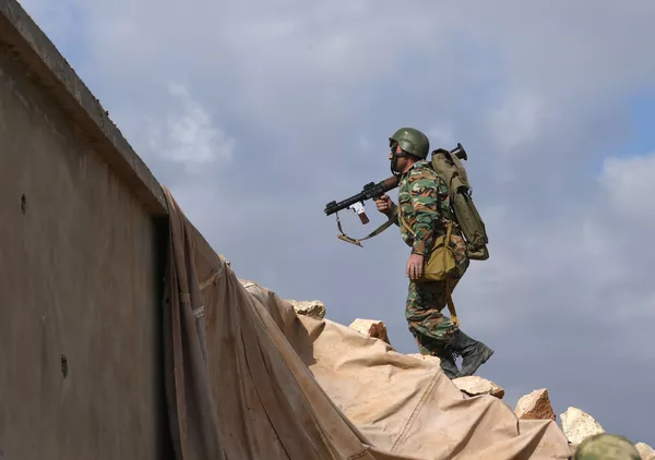 Fuertes y templados por la guerra: cómo los militares sirios regresan a Manbij Fuertes y templados por la guerra: cómo los militares sirios regresan a Manbij - Sputnik Mundo