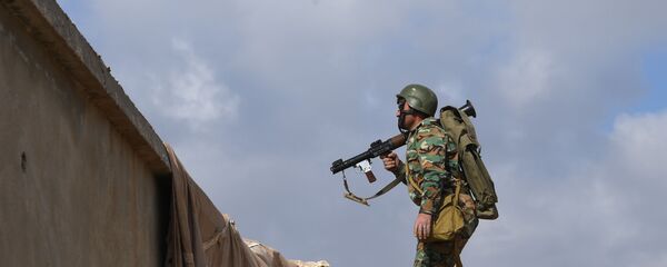 Fuertes y templados por la guerra: cómo los militares sirios regresan a Manbij  - Sputnik Mundo